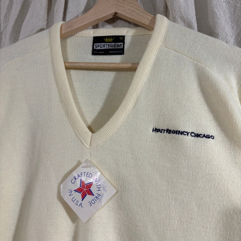 Vintage Sportswear Hyatt Regency Chicago V-Neck Sweater Cream White Mens XL USA